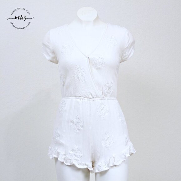 Illa Illa Embroidered Eyelet Surplice Tie Back Short Sleeve Romper White Women M - Picture 4 of 10